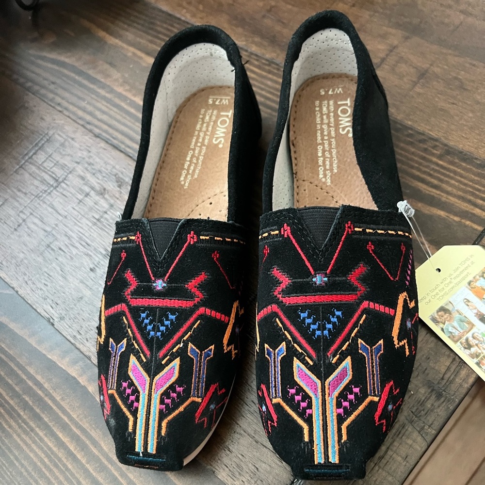 NEW Black Toms